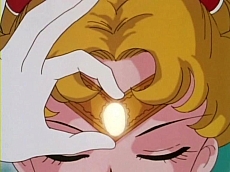 Sailor_Moon_lancio_diadema_cristallo_di_luce__003.jpg